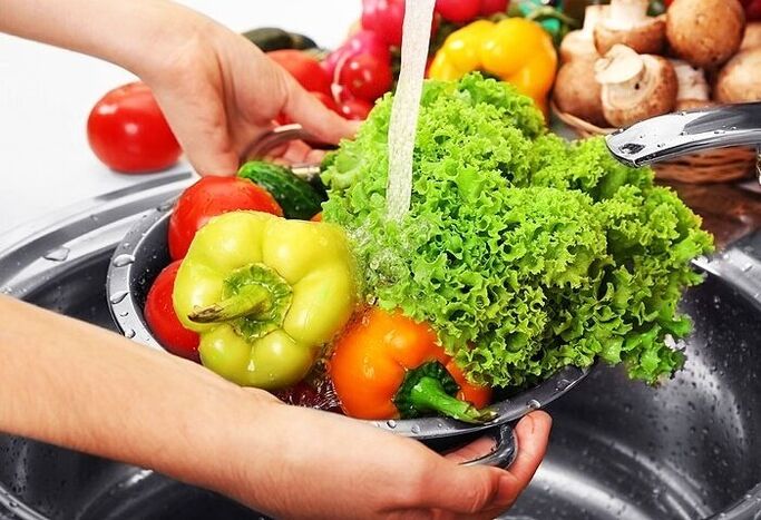 spălarea legumelor și ierburilor pentru a preveni infecția cu paraziți
