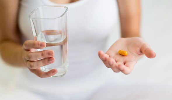 luând tablete pentru a preveni viermii
